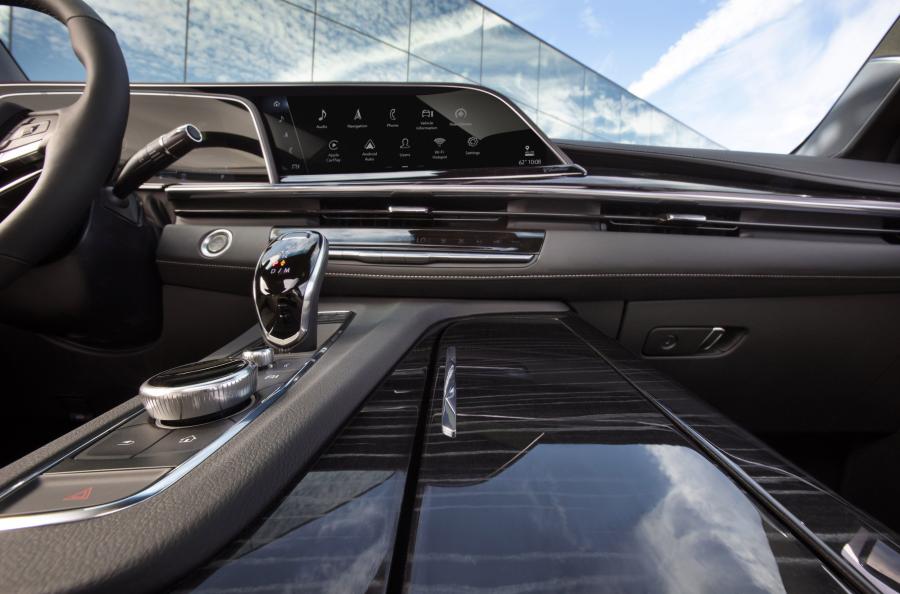 Торпедо Cadillac Escalade Platinum Sport 2020 года  (NA) (фото 14 из 26)